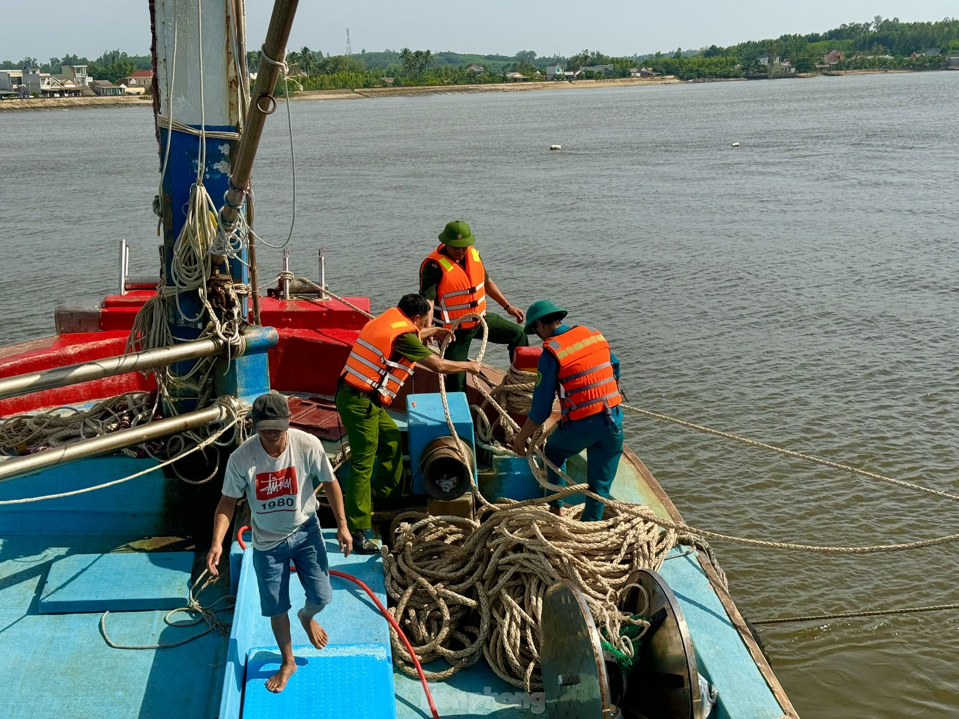 Ngư dân Quảng Ngãi bỏ dở phiên biển, hối hả về bờ bán cá chạy bão ảnh 9