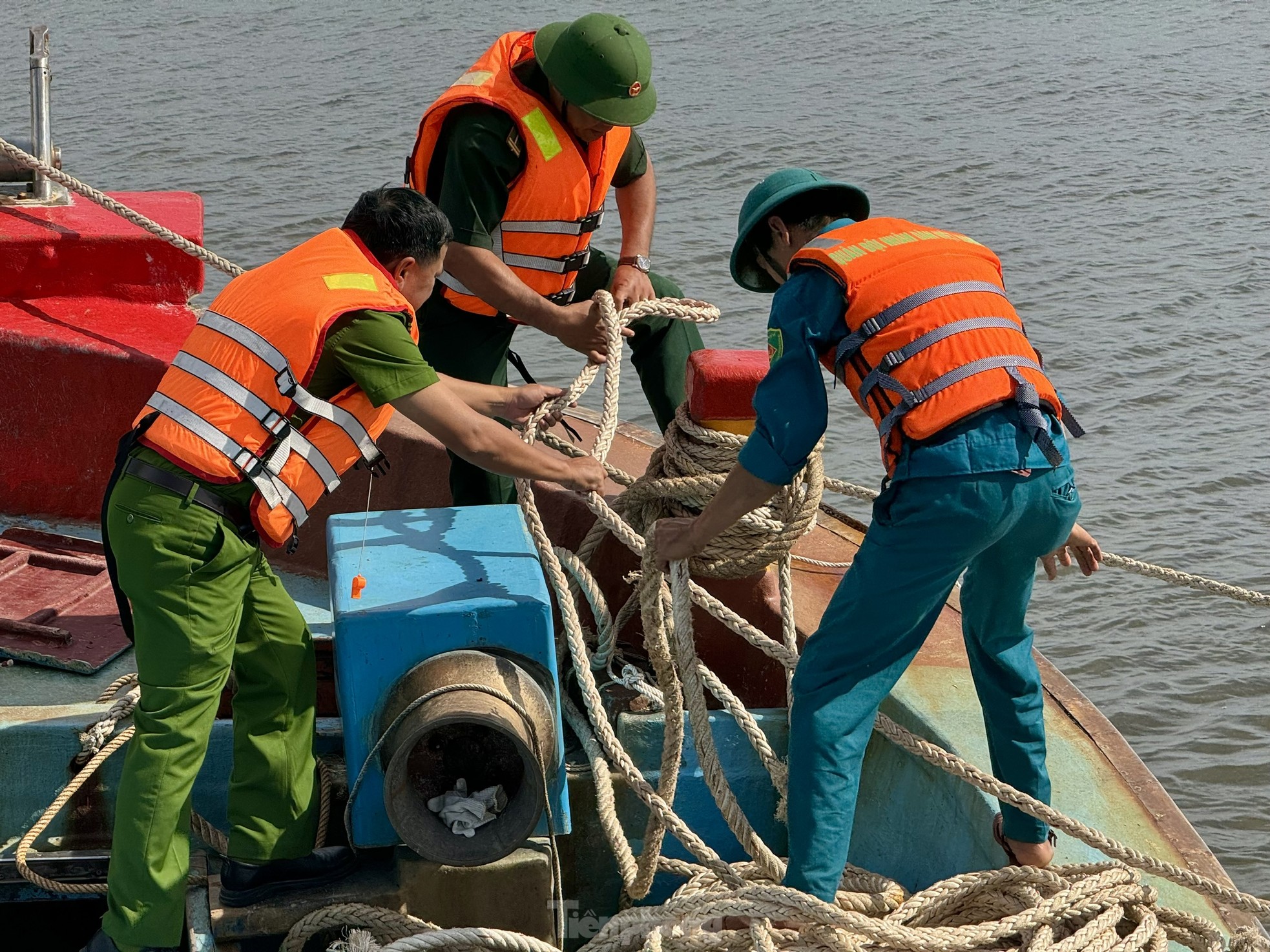 Ngư dân Quảng Ngãi bỏ dở phiên biển, hối hả về bờ bán cá chạy bão ảnh 10