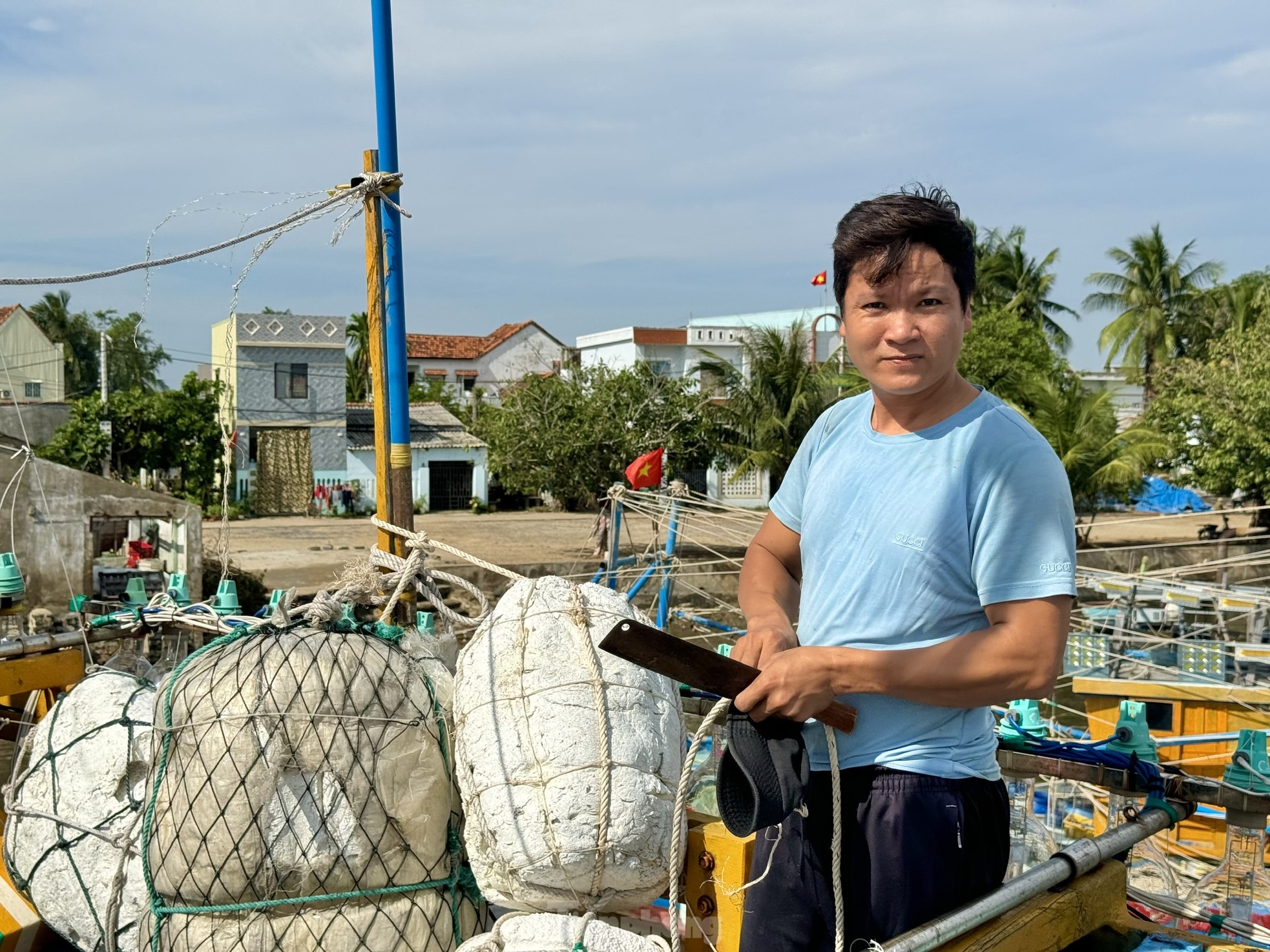 Ngư dân Quảng Ngãi bỏ dở phiên biển, hối hả về bờ bán cá chạy bão ảnh 14