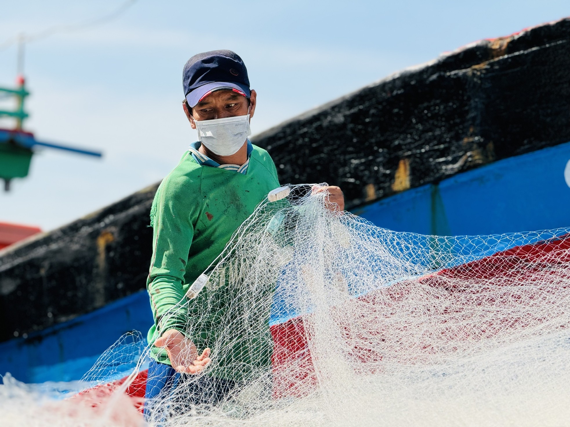 Ngư dân Quảng Ngãi bỏ dở phiên biển, hối hả về bờ bán cá chạy bão ảnh 18