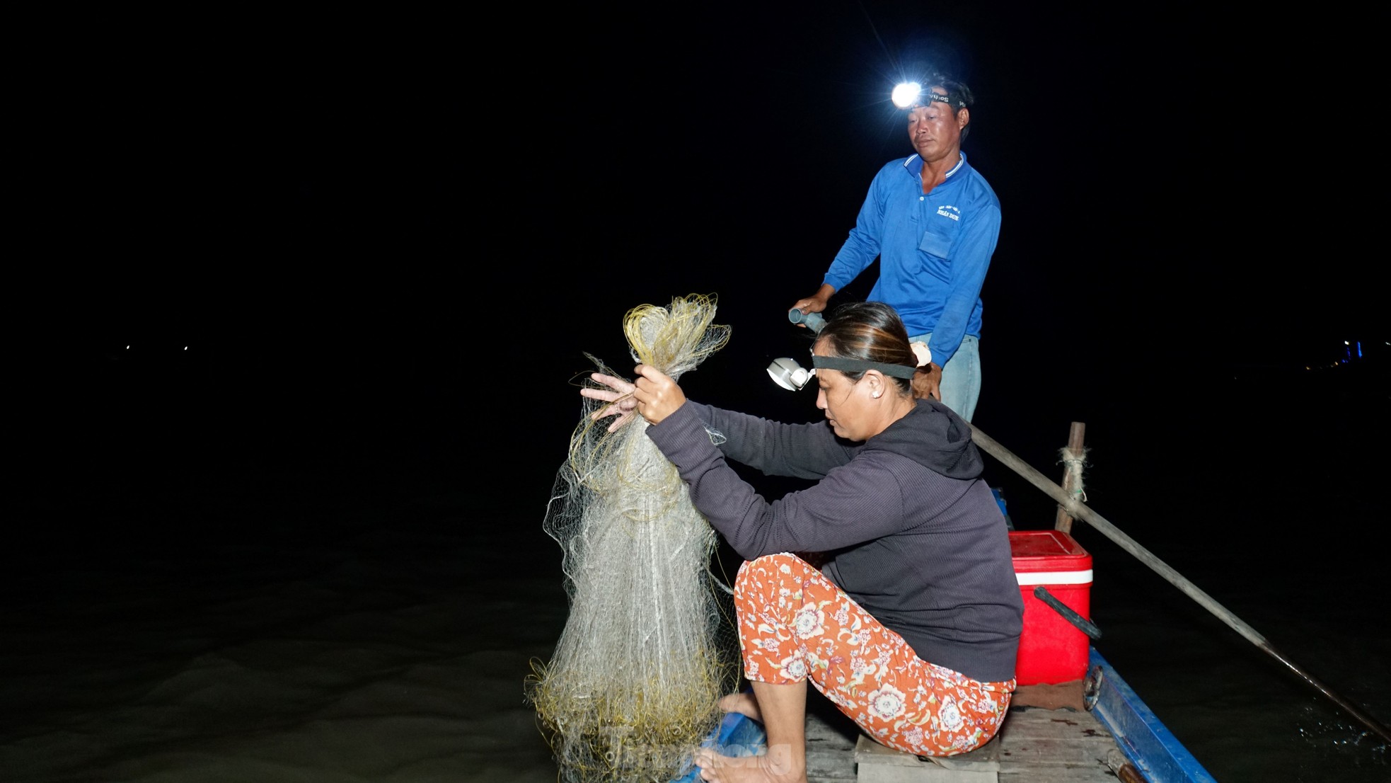 Mưu sinh mùa nước nổi: 'Kiếm được đồng tiền rơi nước mắt' ảnh 4