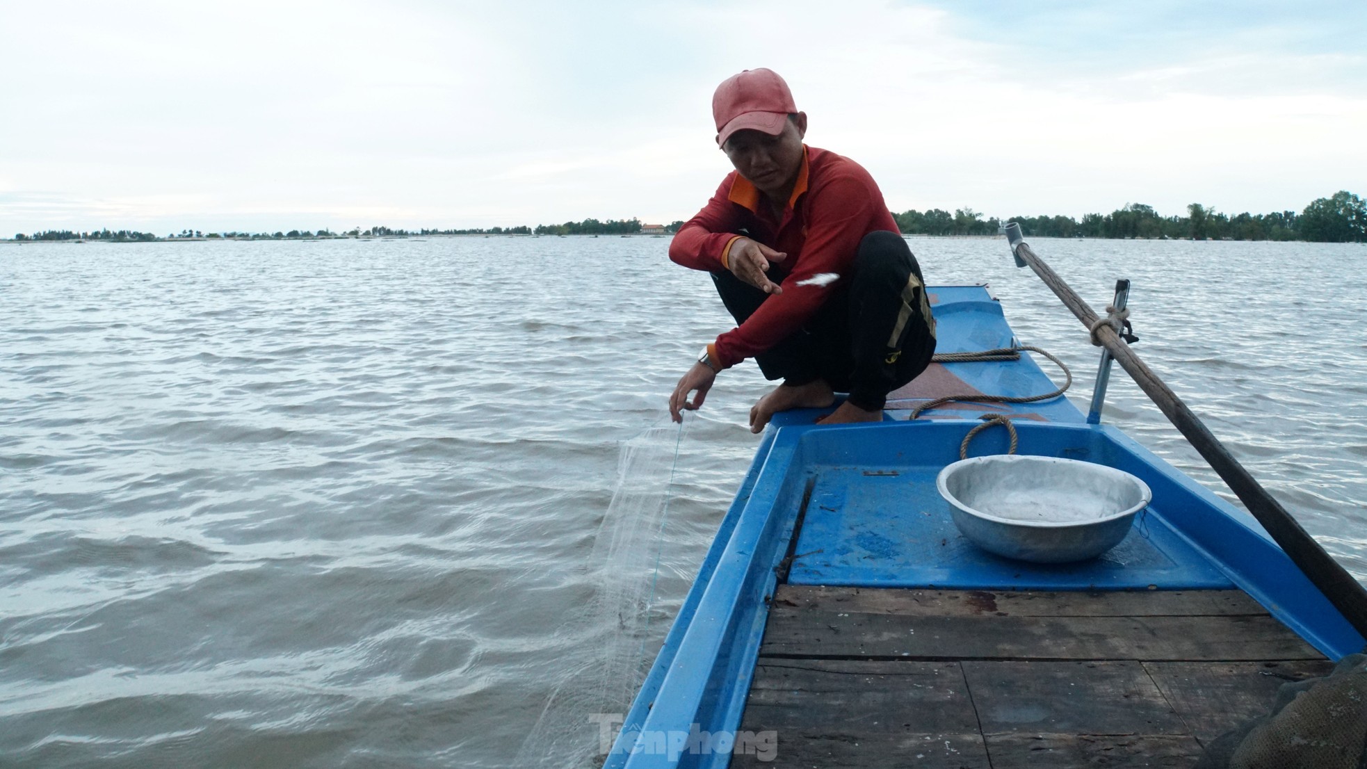 Mưu sinh mùa nước nổi: 'Kiếm được đồng tiền rơi nước mắt' ảnh 11