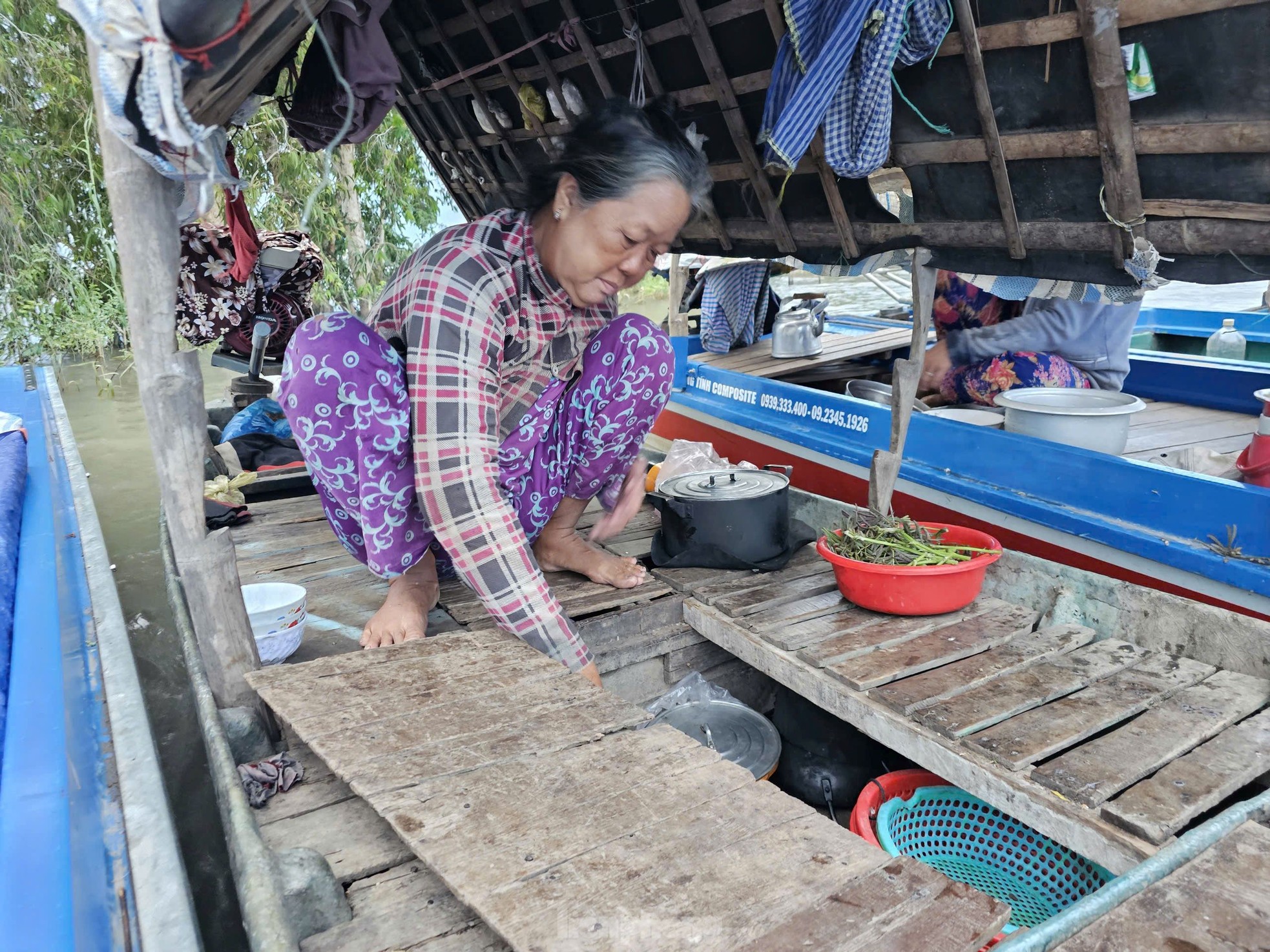 Mưu sinh mùa nước nổi: 'Kiếm được đồng tiền rơi nước mắt' ảnh 12