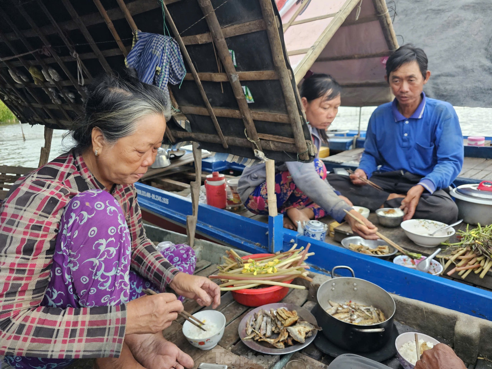 Mưu sinh mùa nước nổi: 'Kiếm được đồng tiền rơi nước mắt' ảnh 14