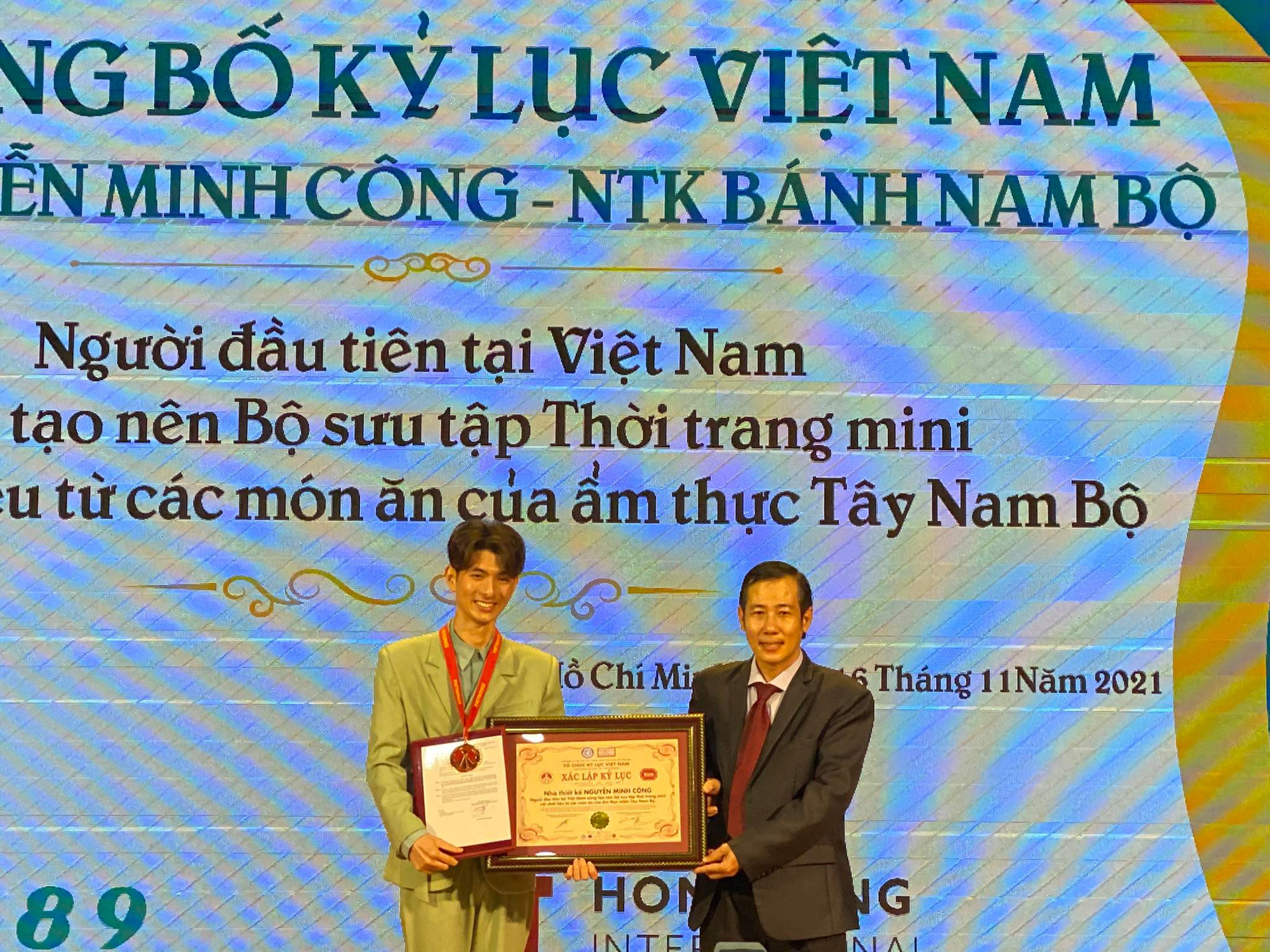 Bộ sưu tập thời trang làm từ món bánh miền Tây nhận kỷ lục Việt Nam - Ảnh 2.