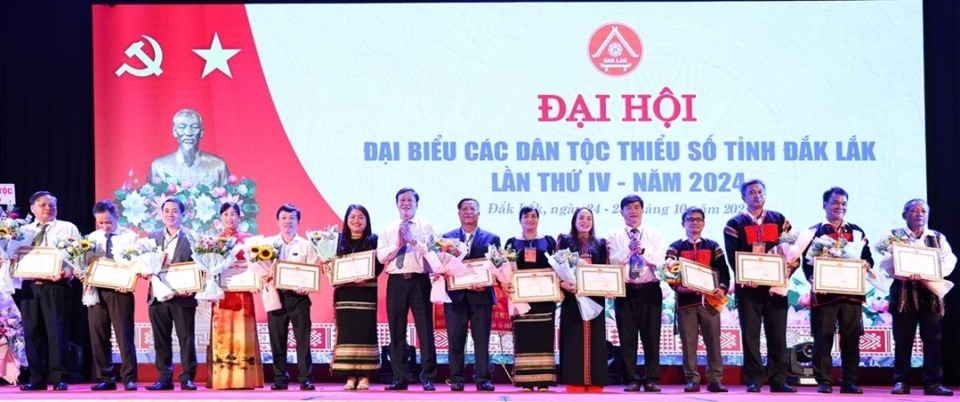 Khen thưởng các tập thể và cá nhân có thành tích xuất sắc trong thực hiện chính sách các dân tộc tỉnh Đắk Lắk giai đoạn 2019 – 2024.