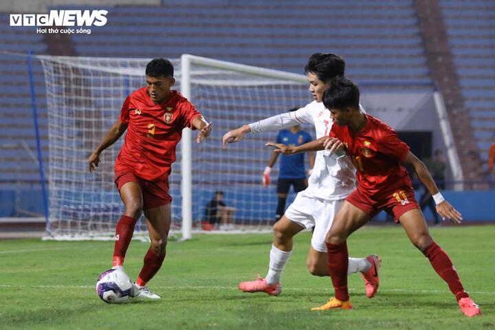 U17 Myanmar phòng ngự chắc chắn.