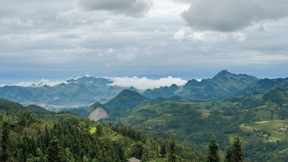 Khung cảnh núi rừng hùng vĩ, trùng trùng điệp điệp trên đường đi đến huyện Si Ma Cai.