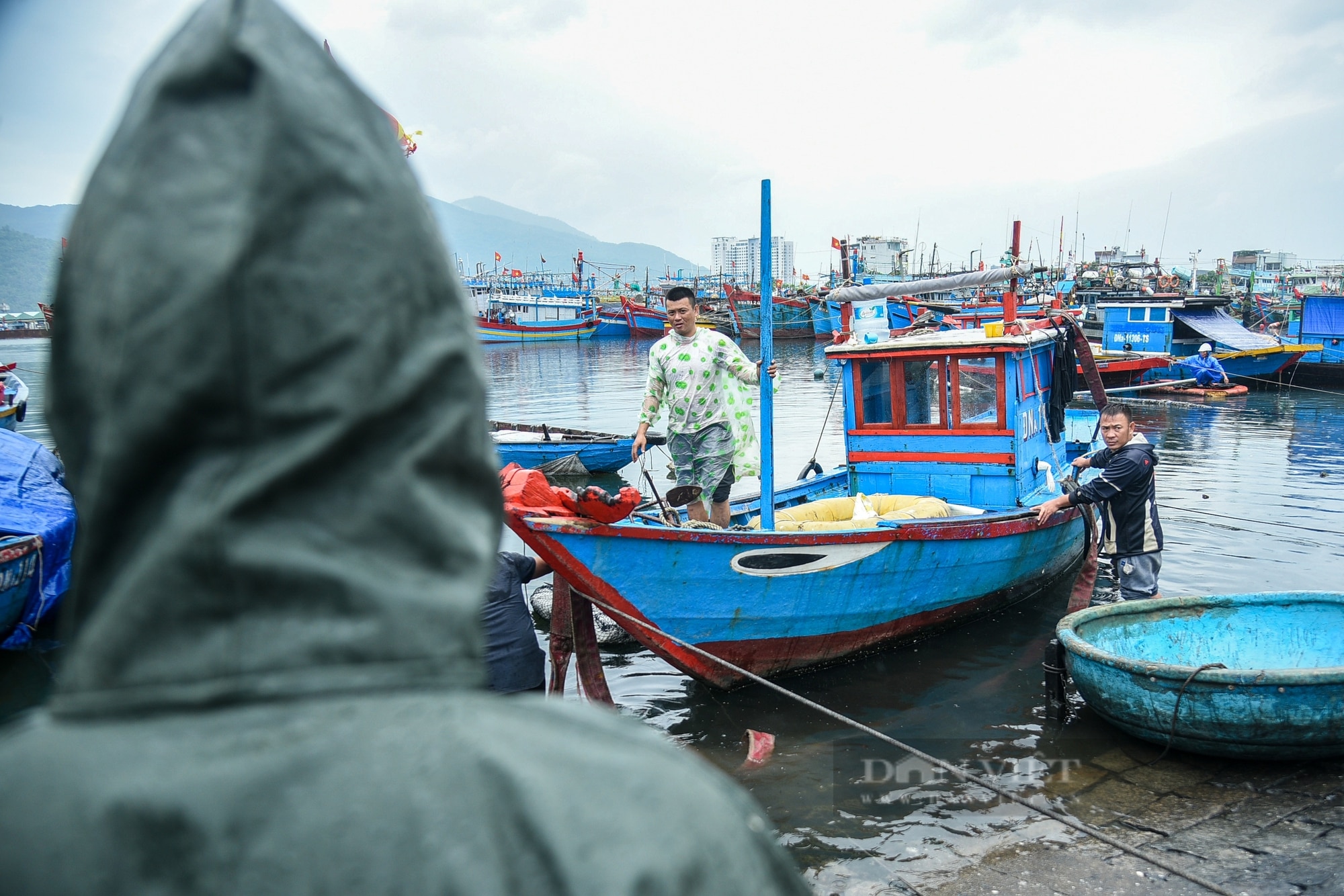 Bão Trà Mi áp sát, ngư dân Đà Nẵng hối hả vào bờ, neo đậu tàu thuyền tránh bão- Ảnh 6.