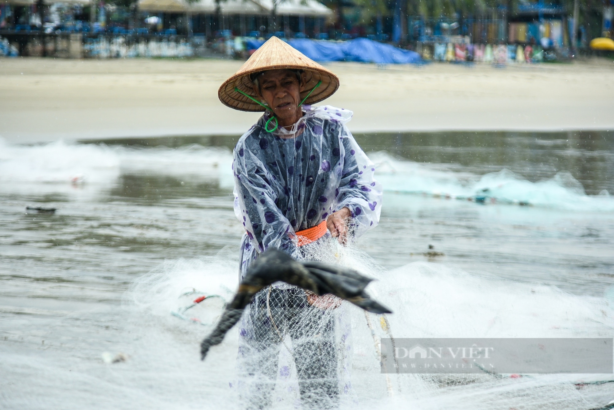 Bão Trà Mi áp sát, ngư dân Đà Nẵng hối hả vào bờ, neo đậu tàu thuyền tránh bão- Ảnh 13.