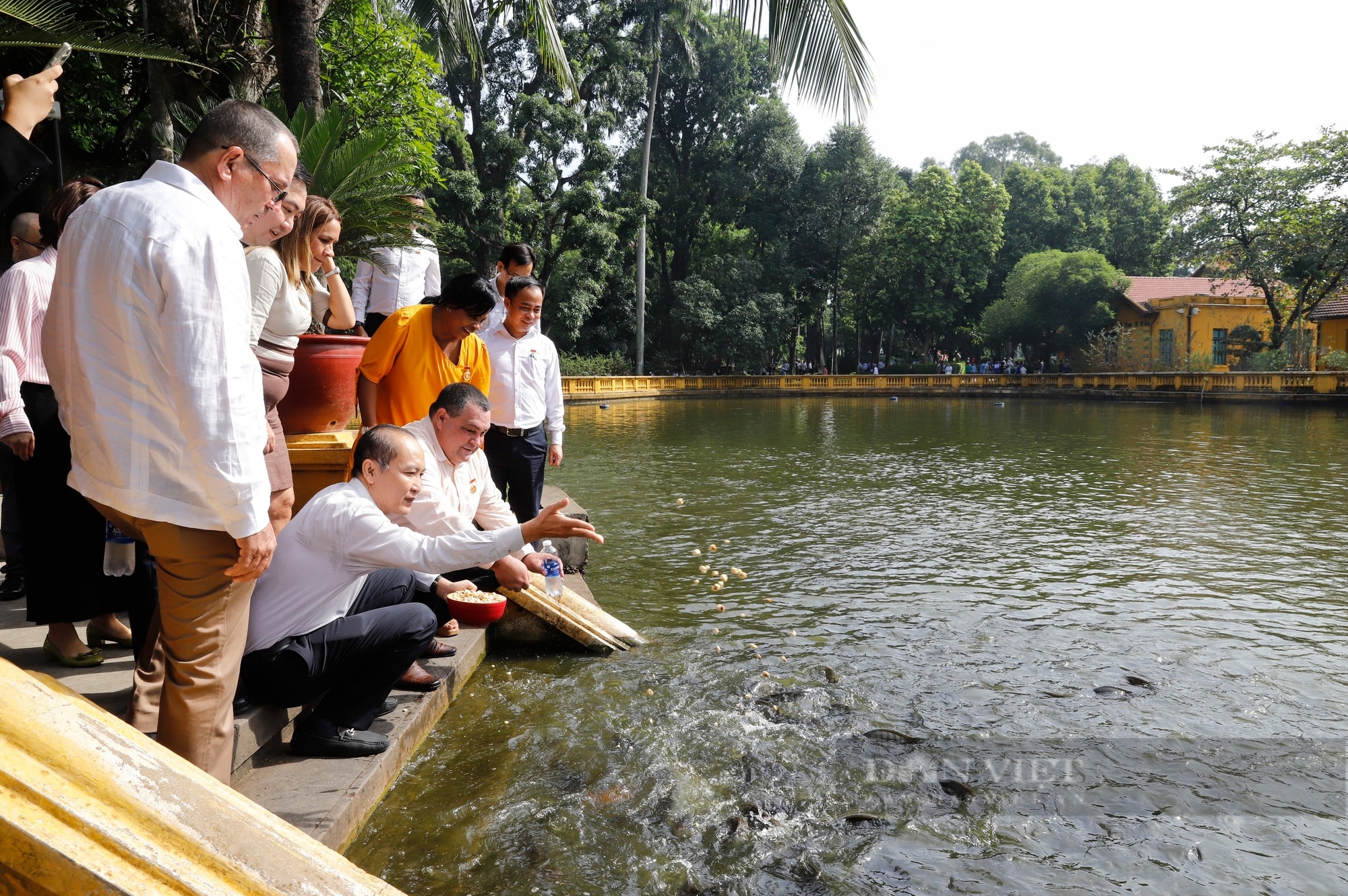 Đoàn công tác Hội Tiểu nông Cuba và TƯ Hội Nông dân Việt Nam vào Lăng viếng Chủ tịch Hồ Chí Minh- Ảnh 2.