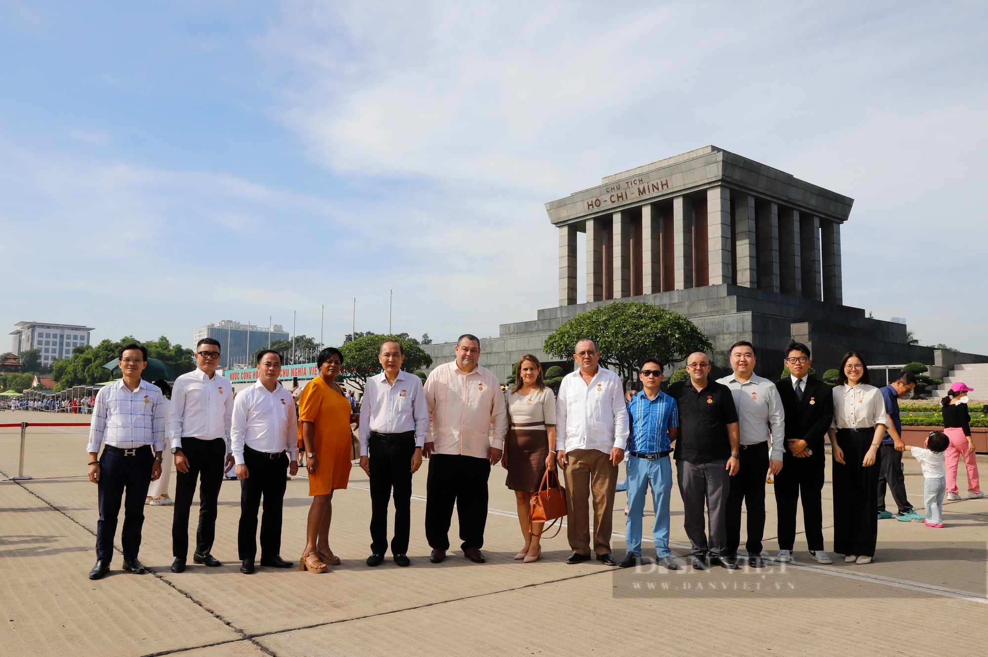 Đoàn công tác Hội Tiểu nông Cuba và TƯ Hội Nông dân Việt Nam vào Lăng viếng Chủ tịch Hồ Chí Minh- Ảnh 8.