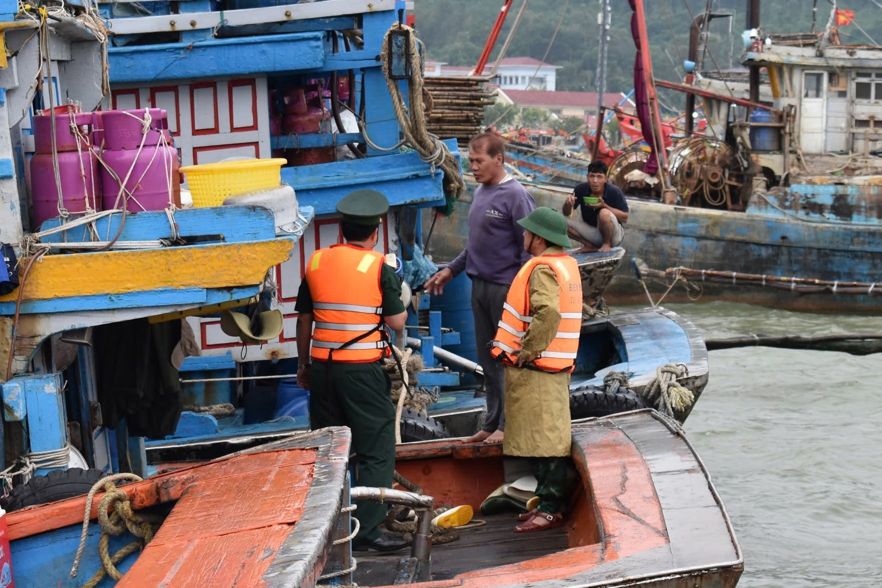 Bộ đội biên phòng Đà Nẵng huy động cán bộ, chiến sĩ giúp dân chống bão Trà Mi- Ảnh 2.