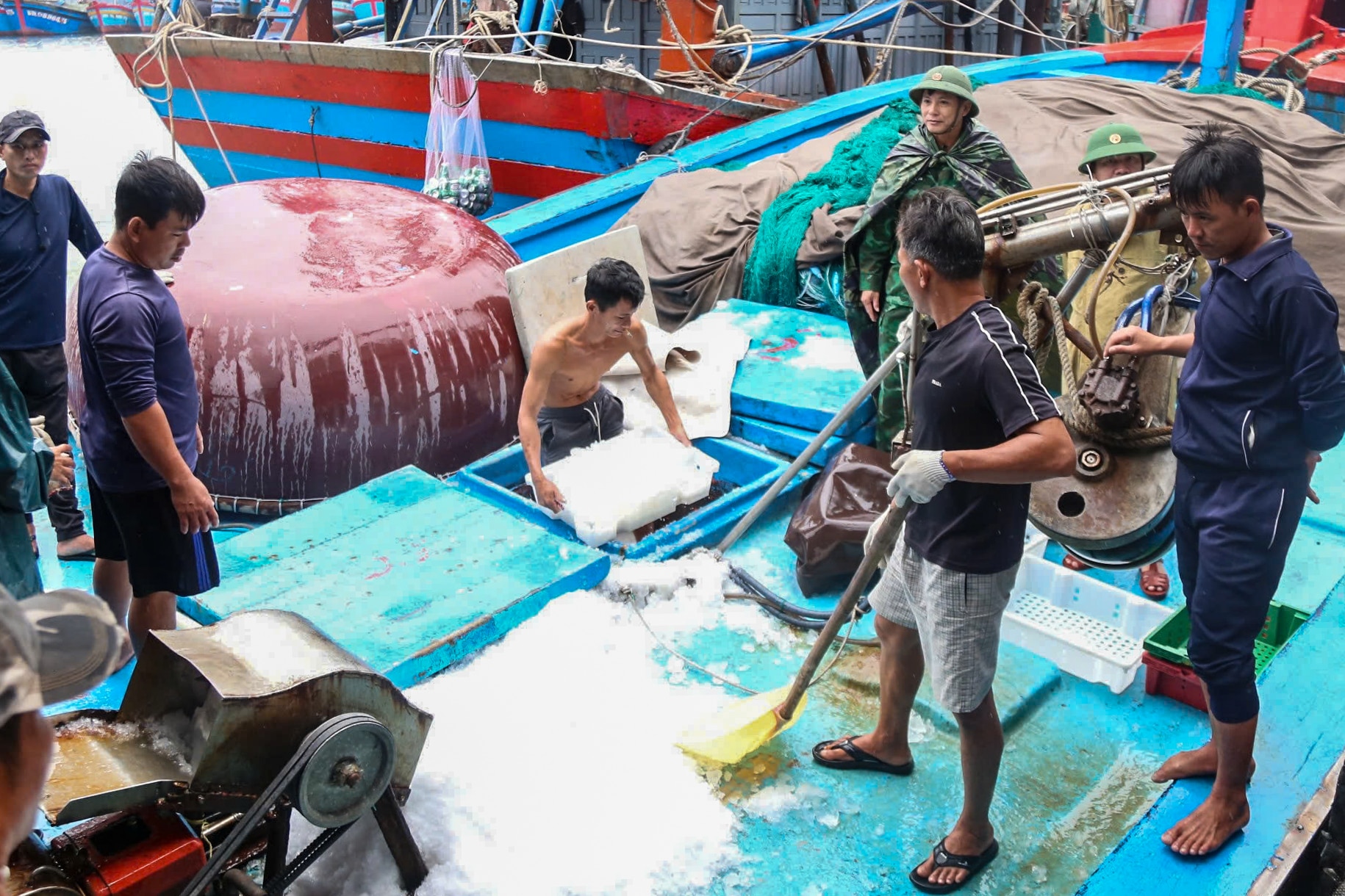 Bộ đội biên phòng Đà Nẵng huy động cán bộ, chiến sĩ giúp dân chống bão Trà Mi- Ảnh 5.