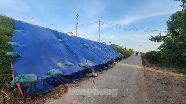 Cận cảnh tuyến đê Yên Nghĩa có 3 điểm sạt lở, hiện đang cấm phương tiện di chuyển ảnh 4