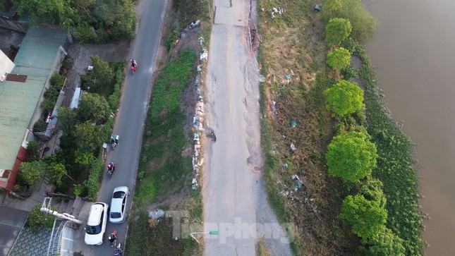 Cận cảnh tuyến đê Yên Nghĩa có 3 điểm sạt lở, hiện đang cấm phương tiện di chuyển ảnh 5