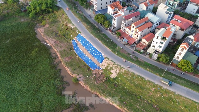 Cận cảnh tuyến đê Yên Nghĩa có 3 điểm sạt lở, hiện đang cấm phương tiện di chuyển ảnh 6