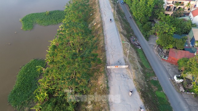 Cận cảnh tuyến đê Yên Nghĩa có 3 điểm sạt lở, hiện đang cấm phương tiện di chuyển ảnh 9