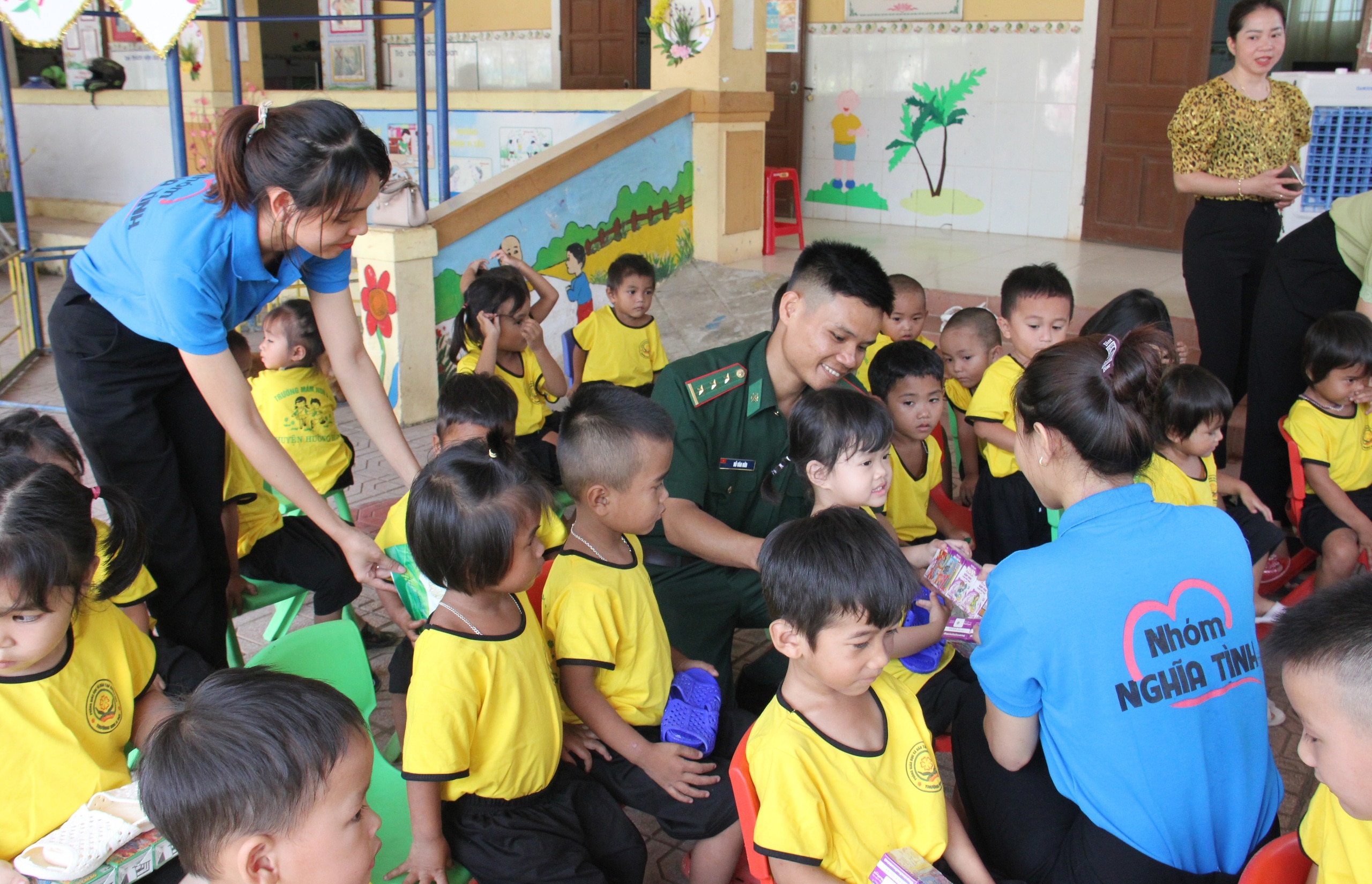 'Thầy giáo quân hàm xanh' nơi vùng biên Hướng Hóa- Ảnh 2.