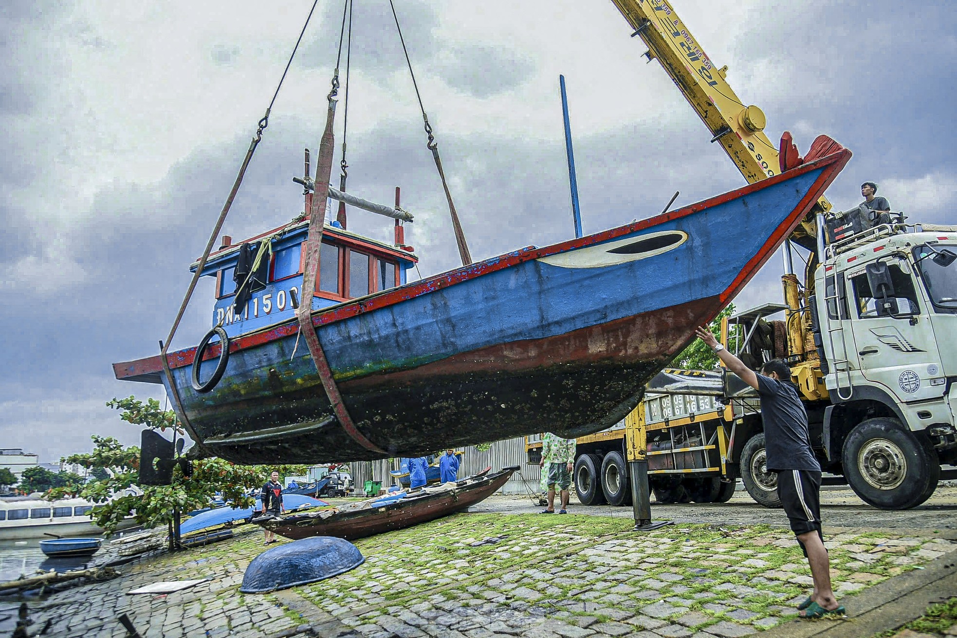 Ngư dân Đà Nẵng thuê xe cẩu đưa thuyền lên bờ tránh bão Trà Mi ảnh 3