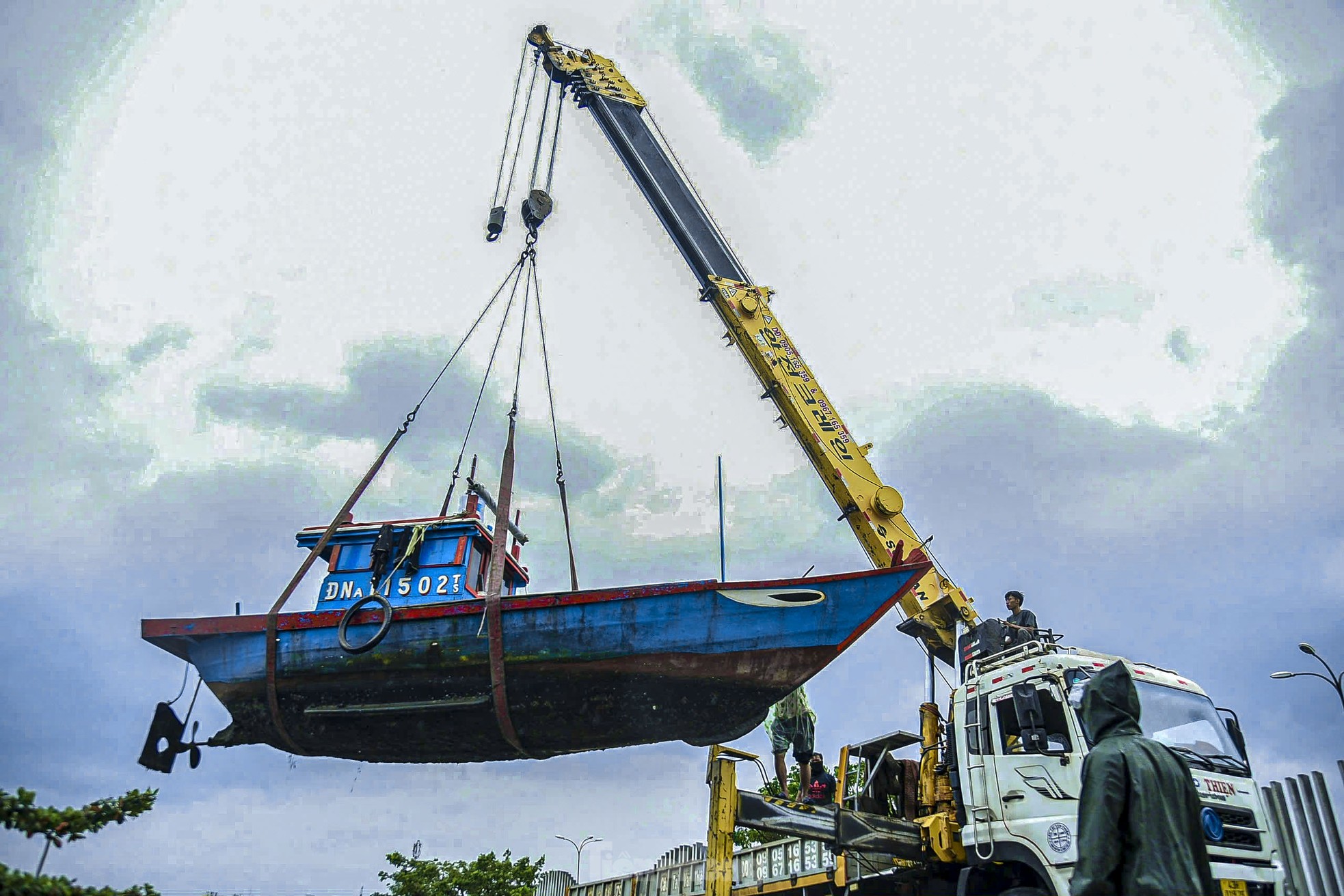 Ngư dân Đà Nẵng thuê xe cẩu đưa thuyền lên bờ tránh bão Trà Mi ảnh 4