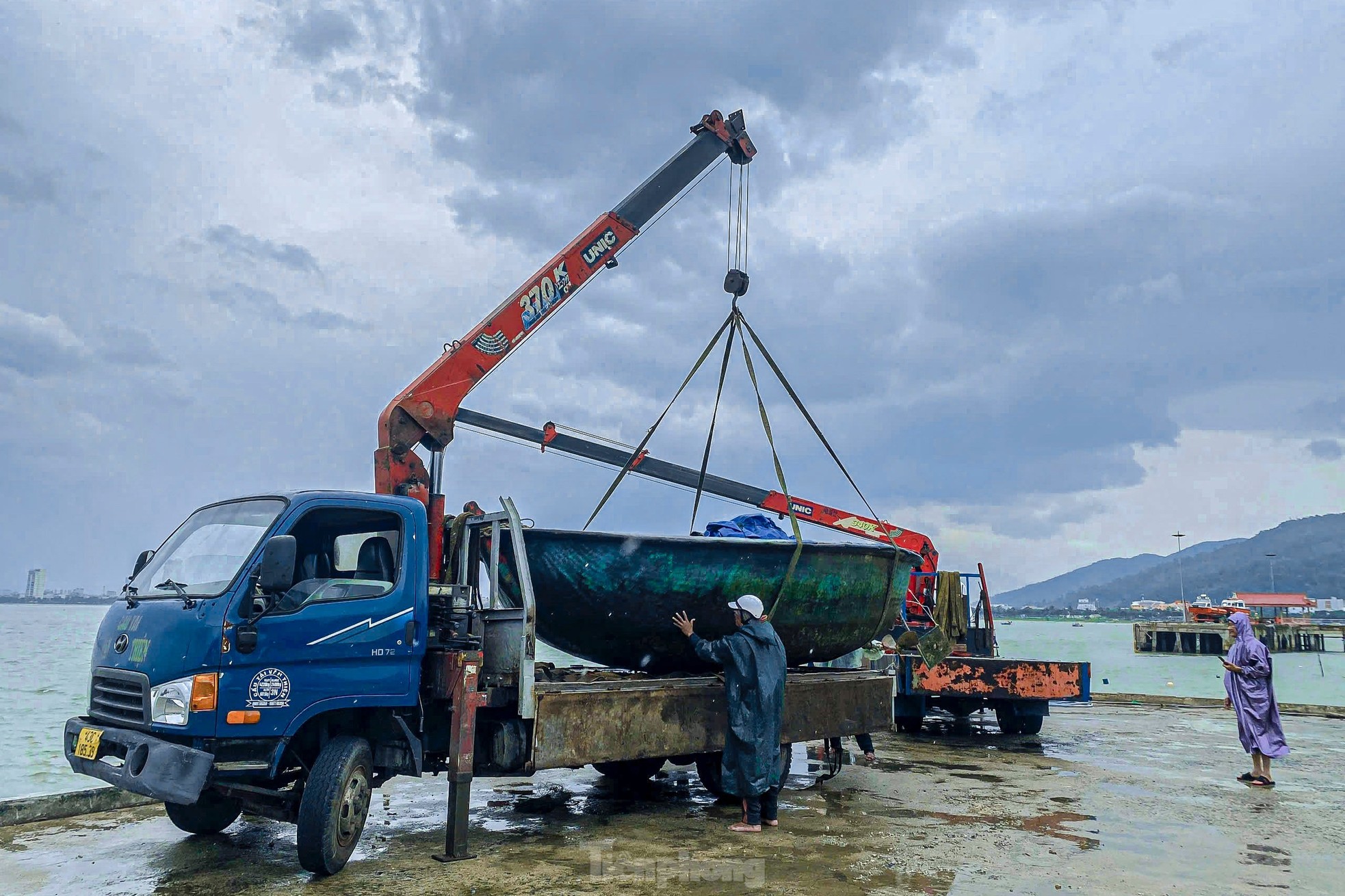 Ngư dân Đà Nẵng thuê xe cẩu đưa thuyền lên bờ tránh bão Trà Mi ảnh 8