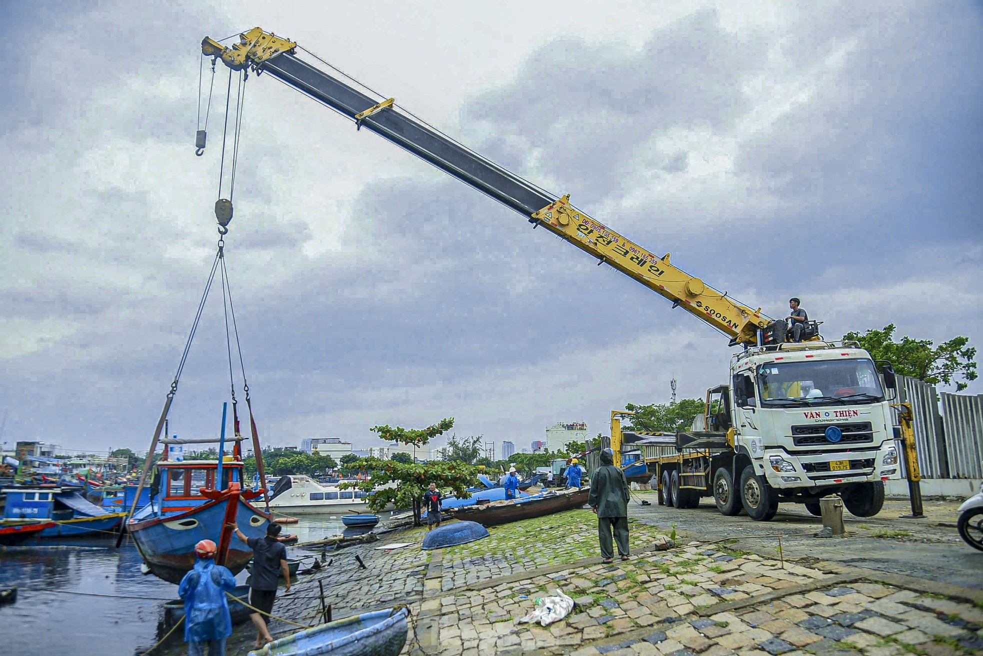 Ngư dân Đà Nẵng thuê xe cẩu đưa thuyền lên bờ tránh bão Trà Mi ảnh 13