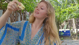 سياح أمريكيون يأكلون الدوريان.gif