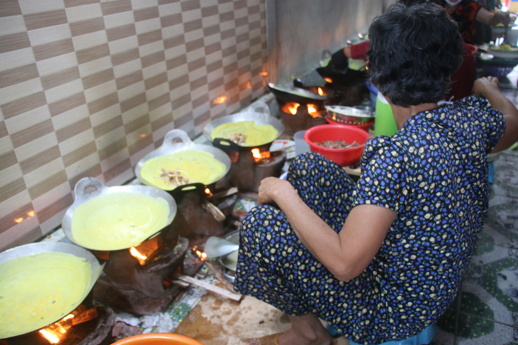 Làng bánh xèo Cao Lãnh nhộn nhịp ngày Tết Đoan ngọ - Ảnh 3.