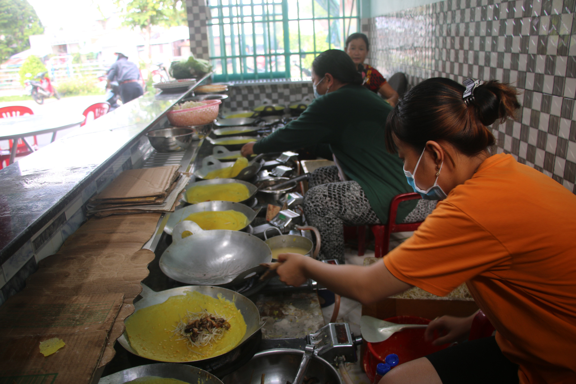 Làng bánh xèo Cao Lãnh nhộn nhịp ngày Tết Đoan ngọ - Ảnh 4.