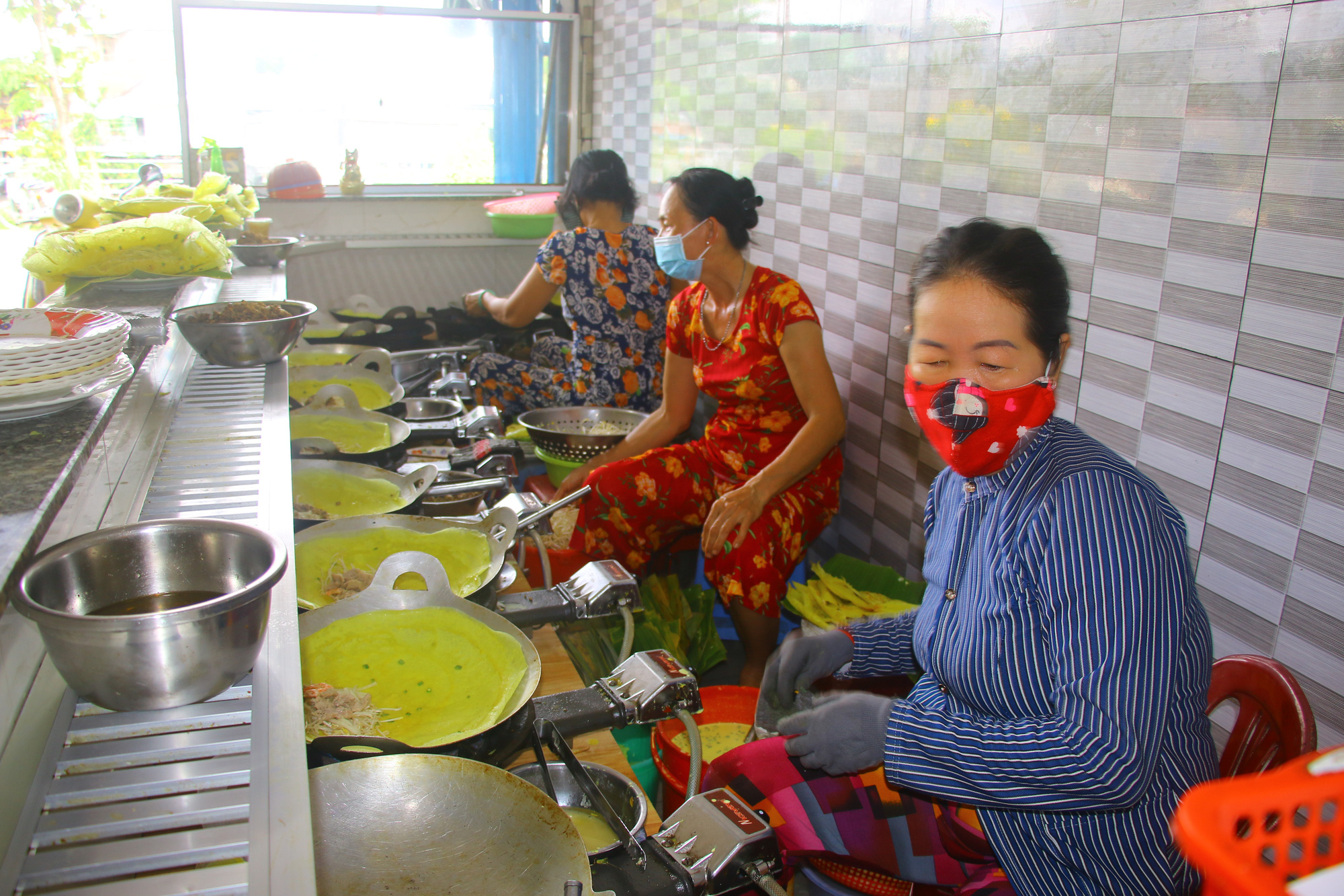 Làng bánh xèo Cao Lãnh nhộn nhịp ngày Tết Đoan ngọ - Ảnh 5.