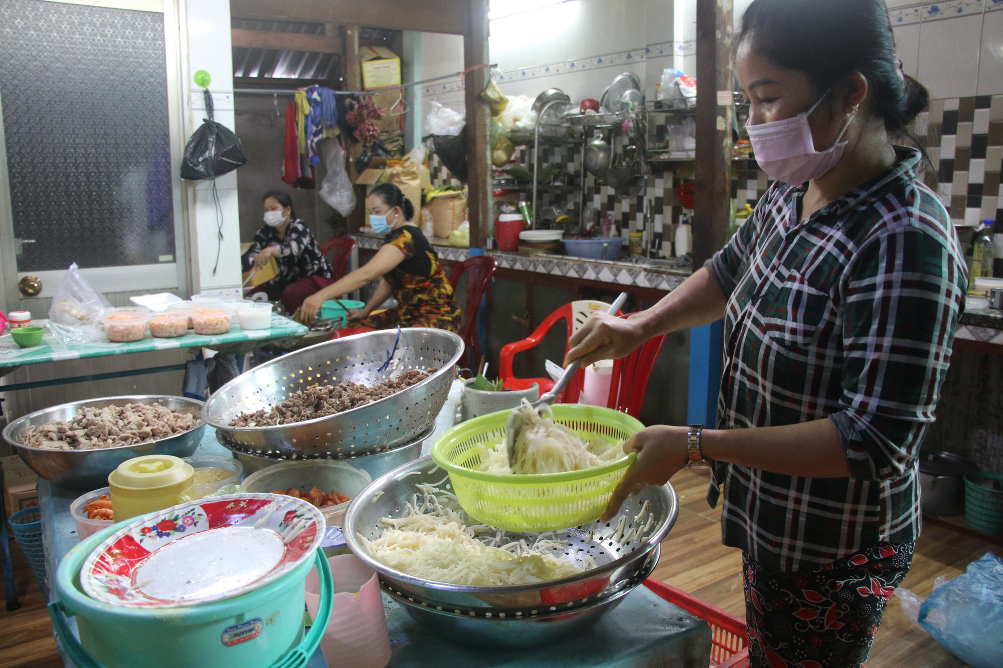 Làng bánh xèo Cao Lãnh nhộn nhịp ngày Tết Đoan ngọ - Ảnh 8.