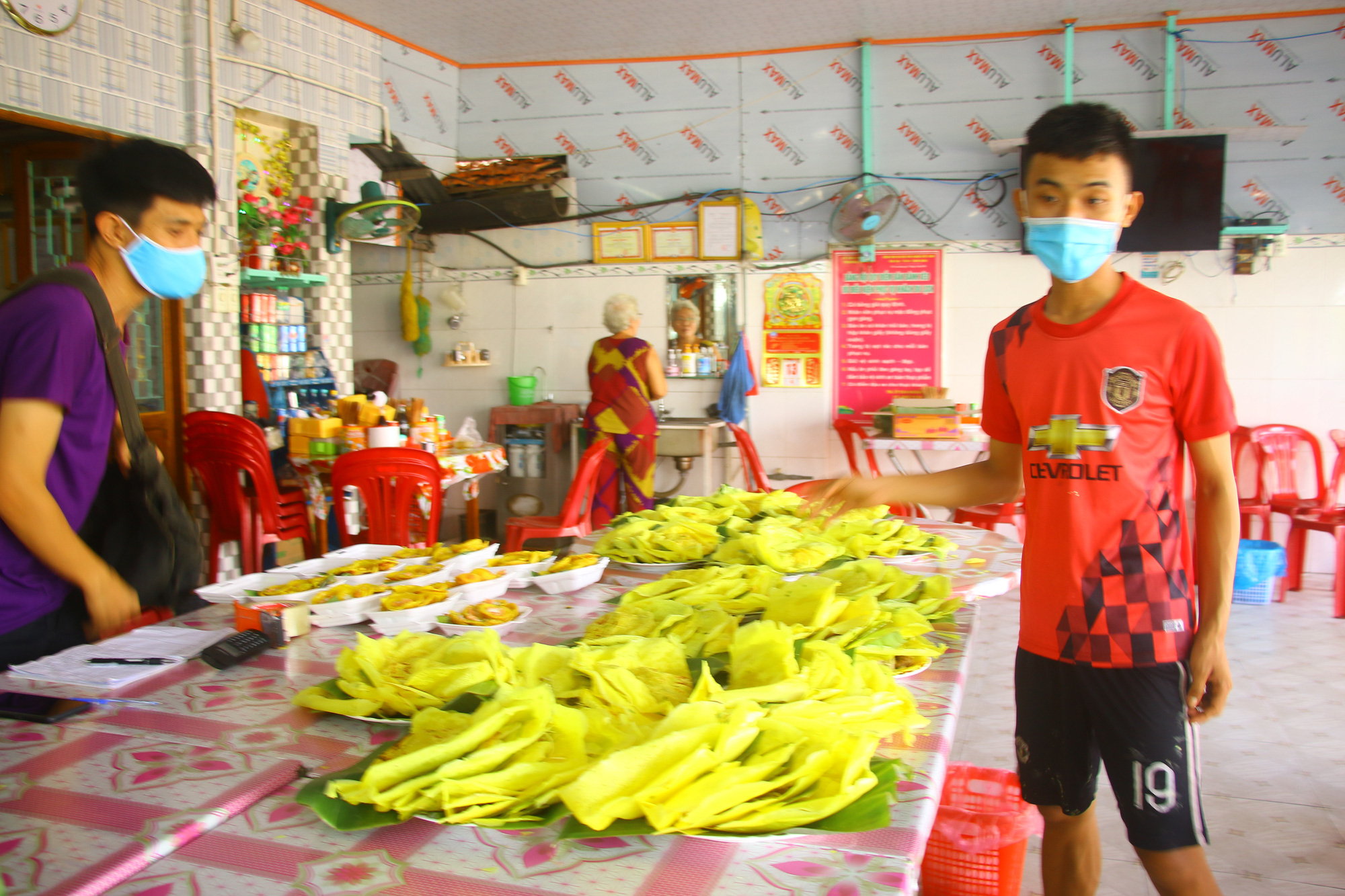 Làng bánh xèo Cao Lãnh nhộn nhịp ngày Tết Đoan ngọ - Ảnh 14.