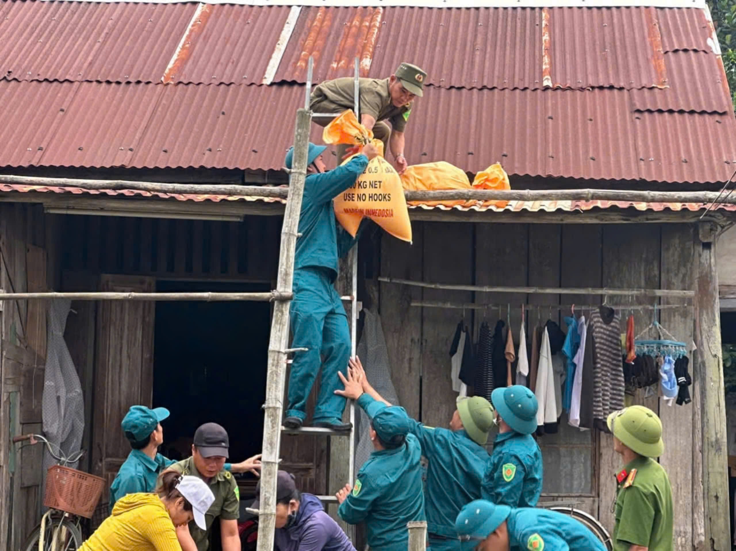 Cập nhật tin về bão số 6: Cách Đà Nẵng khoảng 90km, giật cấp 11, Cù Lao Chàm sóng to, gió rít liên hồi - Ảnh 5.