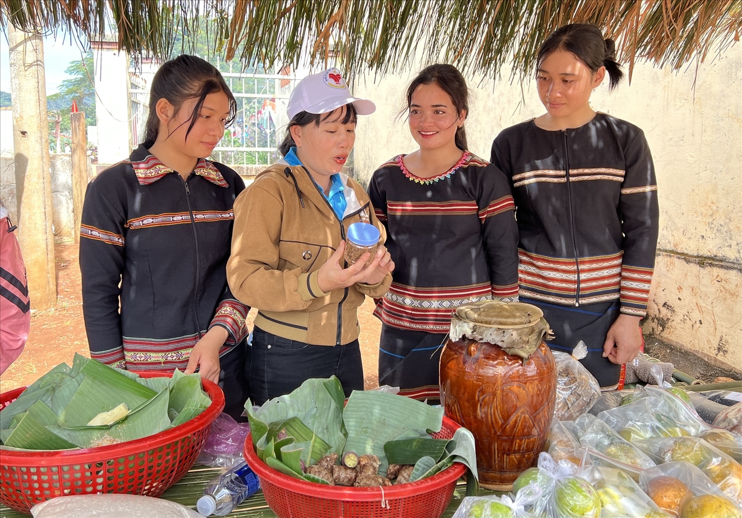 Dân làng Pờ Yầu mời du khách thưởng thức ẩm thực đặc sắc của đồng bào Ba Na