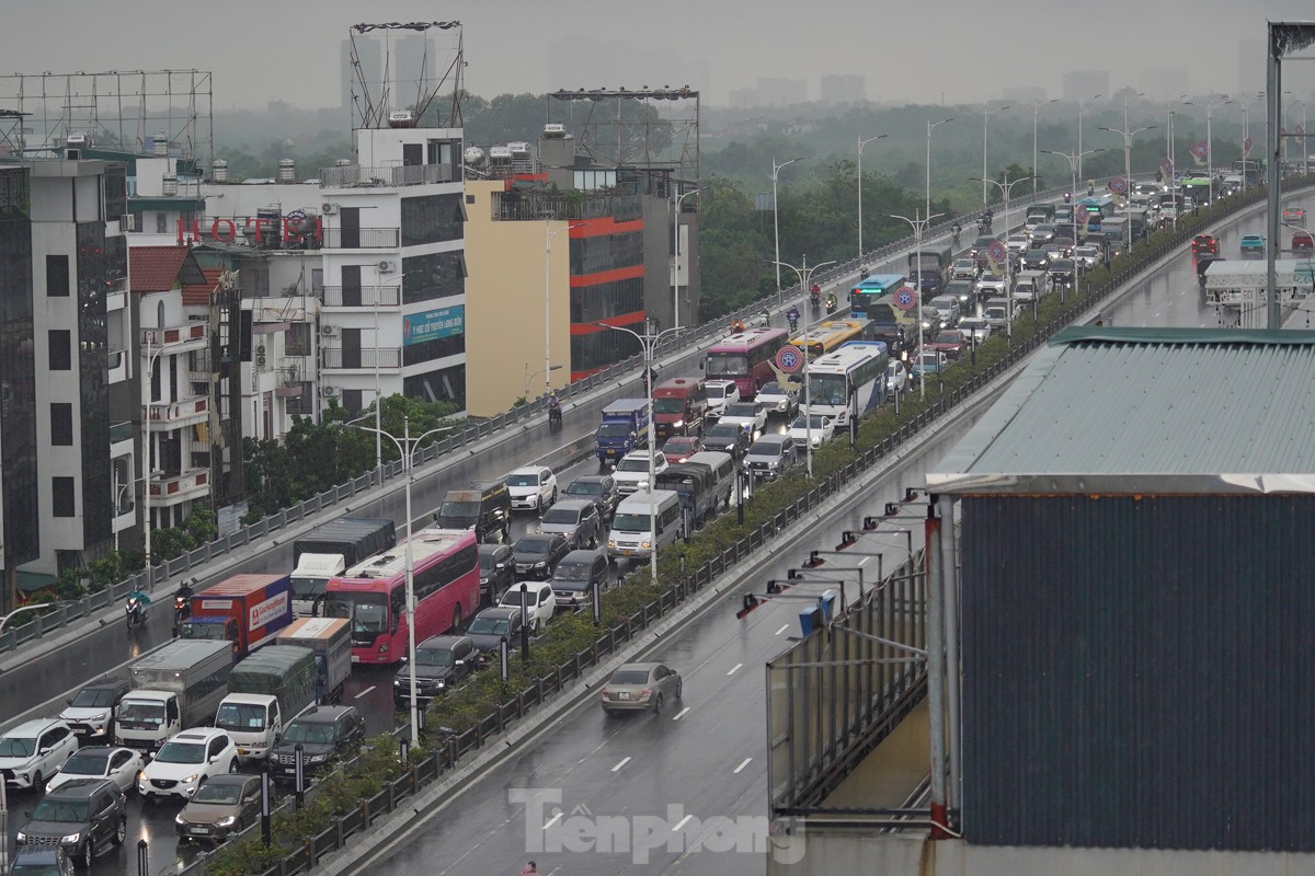 Hà Nội: Cầu Vĩnh Tuy ùn tắc nghiêm trọng trong nhiều giờ ảnh 1