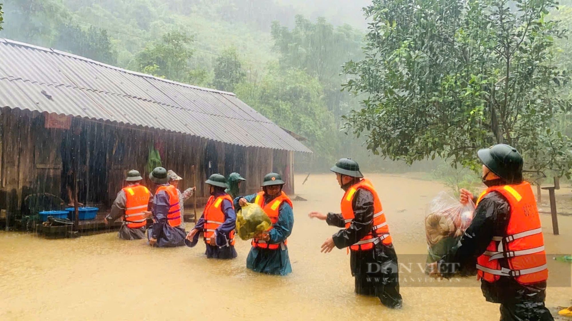 Mưa lớn ở Quảng Bình khiến nước sông lên nhanh, 1 người tham gia cứu hộ bị lũ cuốn- Ảnh 4.