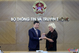 W-ការប្រគល់គ្រឿងឥស្សរិយយសដល់លោកគ្រូអគ្គីនេត្រ 6.jpg