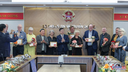 W-ការប្រគល់គ្រឿងឥស្សរិយយសដល់លោកគ្រូអគ្គីនេត្រ 9.jpg