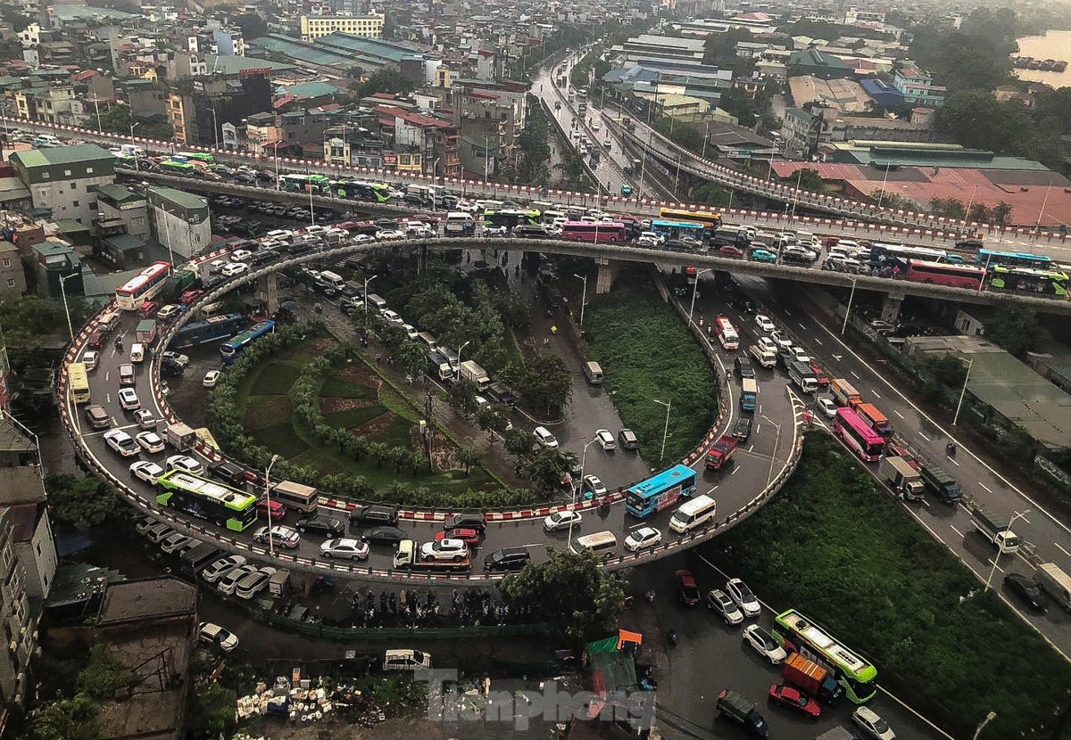 Hà Nội: Cầu Vĩnh Tuy ùn tắc nghiêm trọng trong nhiều giờ ảnh 9