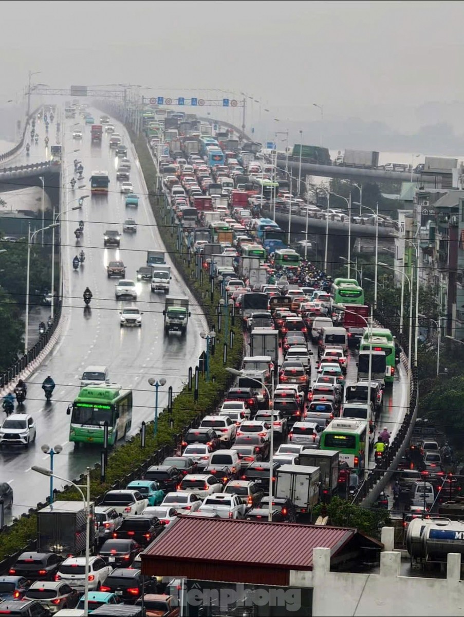 Hà Nội: Cầu Vĩnh Tuy ùn tắc nghiêm trọng trong nhiều giờ ảnh 10