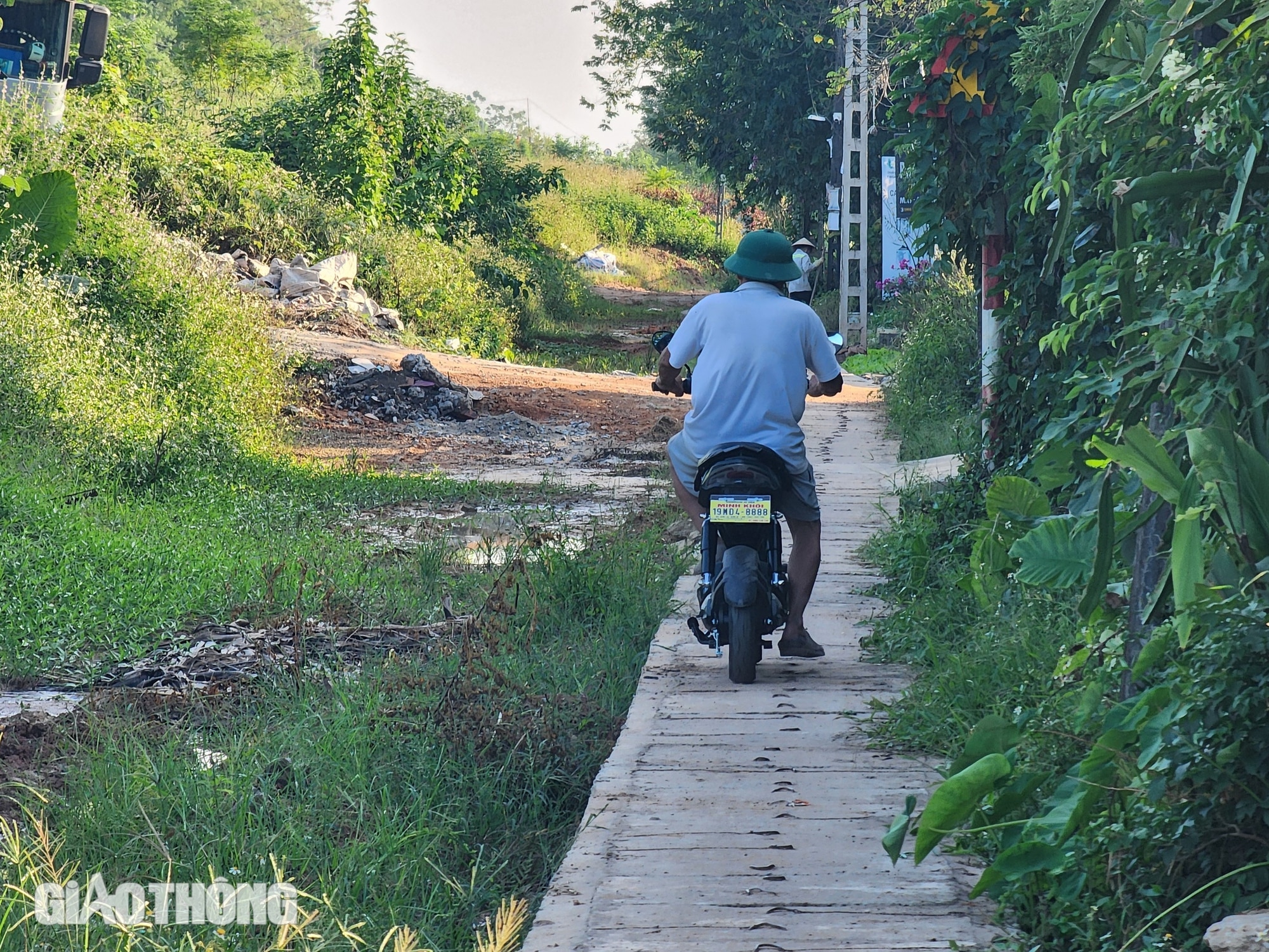 Phú Thọ: Đường thi công dang dở, người dân di chuyển trên nắp cống- Ảnh 4.