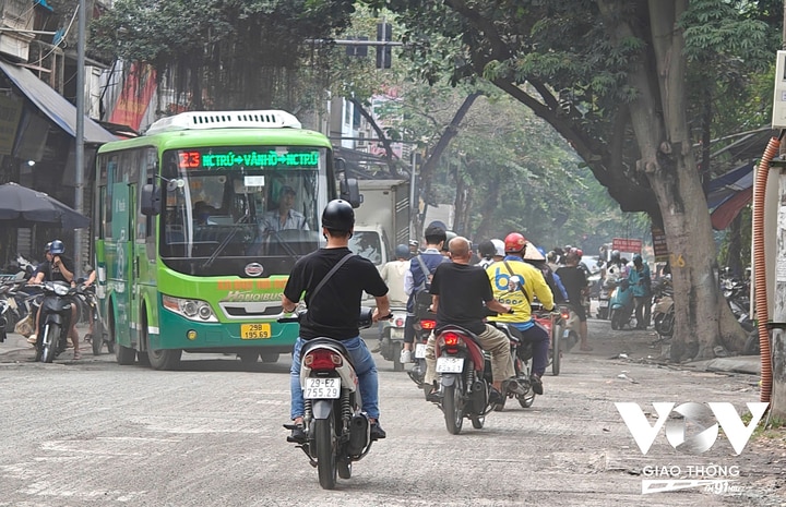 Theo mô hình thí điểm "Vùng phát thải thấp" - LEZ của Hà Nội, từ 2025, những phương tiện gây ô nhiễm sẽ bị hạn chế vào khu vực đông đúc, "điểm nóng" môi trường.