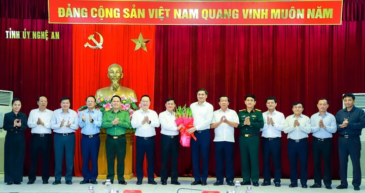 Các lãnh đạo tỉnh Nghệ An tặng hoa chúc mừng