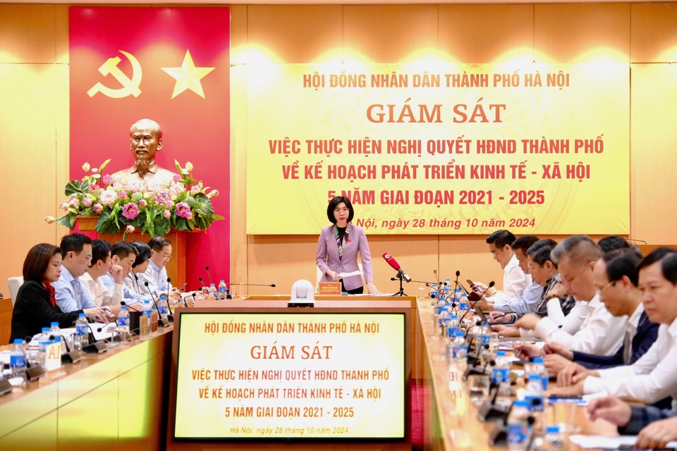 Phó Chủ tịch Thường trực HĐND TP Hà Nội Phùng Thị Hồng Hà - Trưởng đoàn giám sát phát biểu tại buổi làm việc - Ảnh: Vân Hà