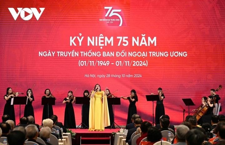 Văn nghệ chào mừng buổi lễ.