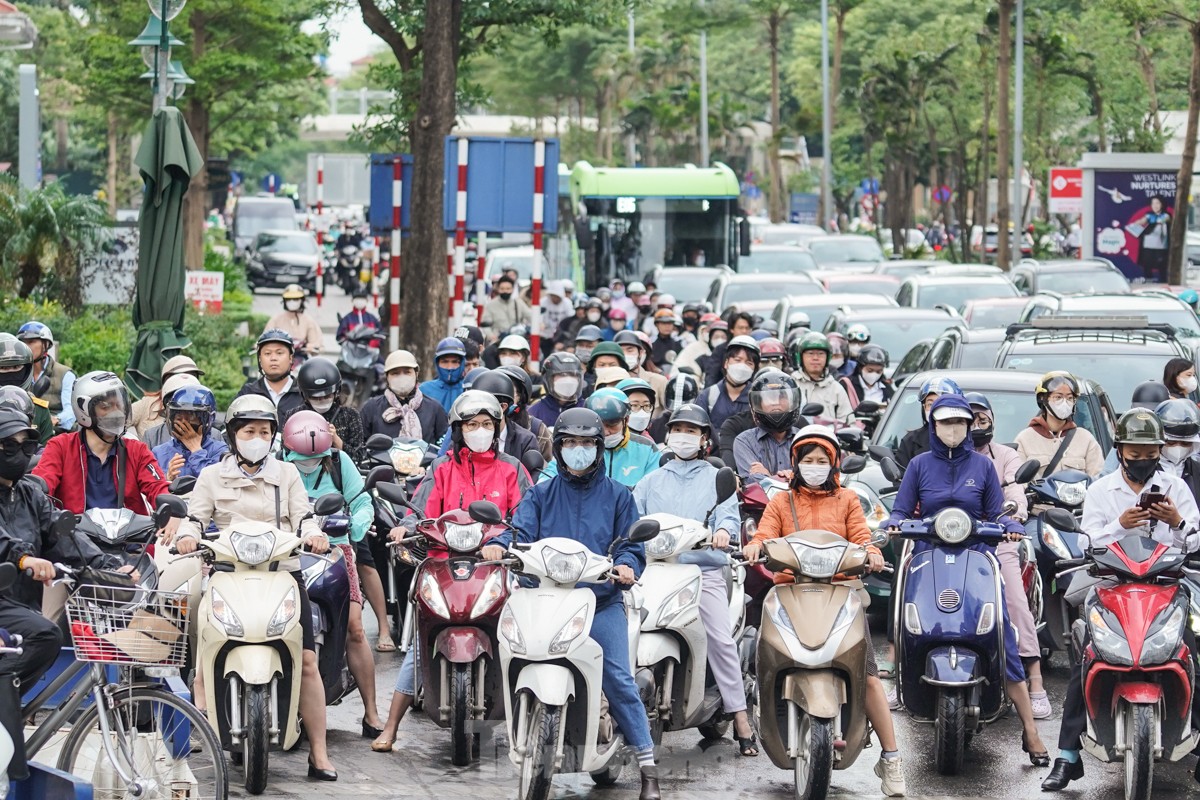 Người Hà Nội chật vật 'vượt' ùn tắc, gió lạnh đến công sở ảnh 4