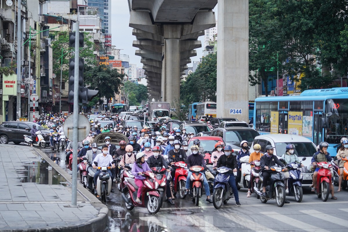 Người Hà Nội chật vật 'vượt' ùn tắc, gió lạnh đến công sở ảnh 5