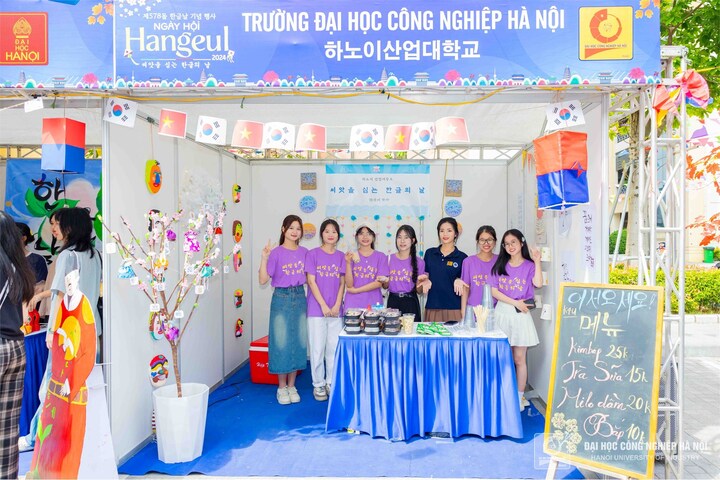 Khu vực gian trưng bày ẩm thực xứ Hàn của Đại học Công nghiệp Hà Nội được thiết kế màu sắc, sáng tạo, thu hút đông đảo sinh viên tới thăm quan.