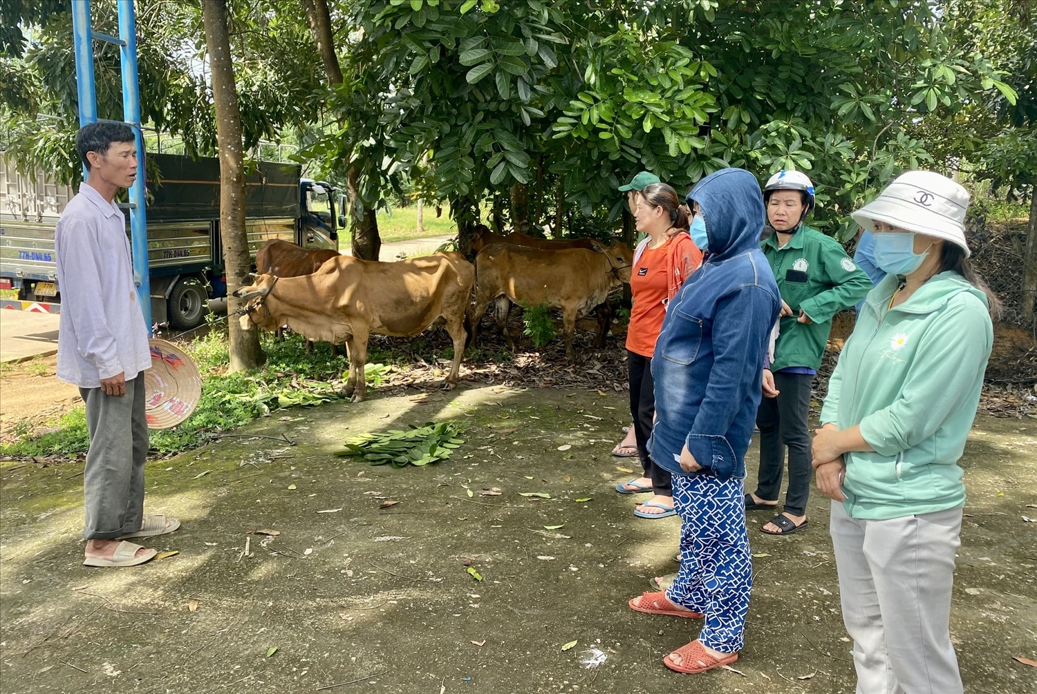 Ông Lê Văn Hào (bên trái) – Bí thư Chi bộ kiêm Thôn trưởng thôn 3, xã Ia Đal, huyện Ia H’Drai trao đổi với người dân trước khi nhận bò hỗ trợ